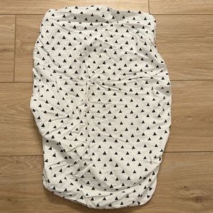 The Peanutshell changing pad cover triangles black and white